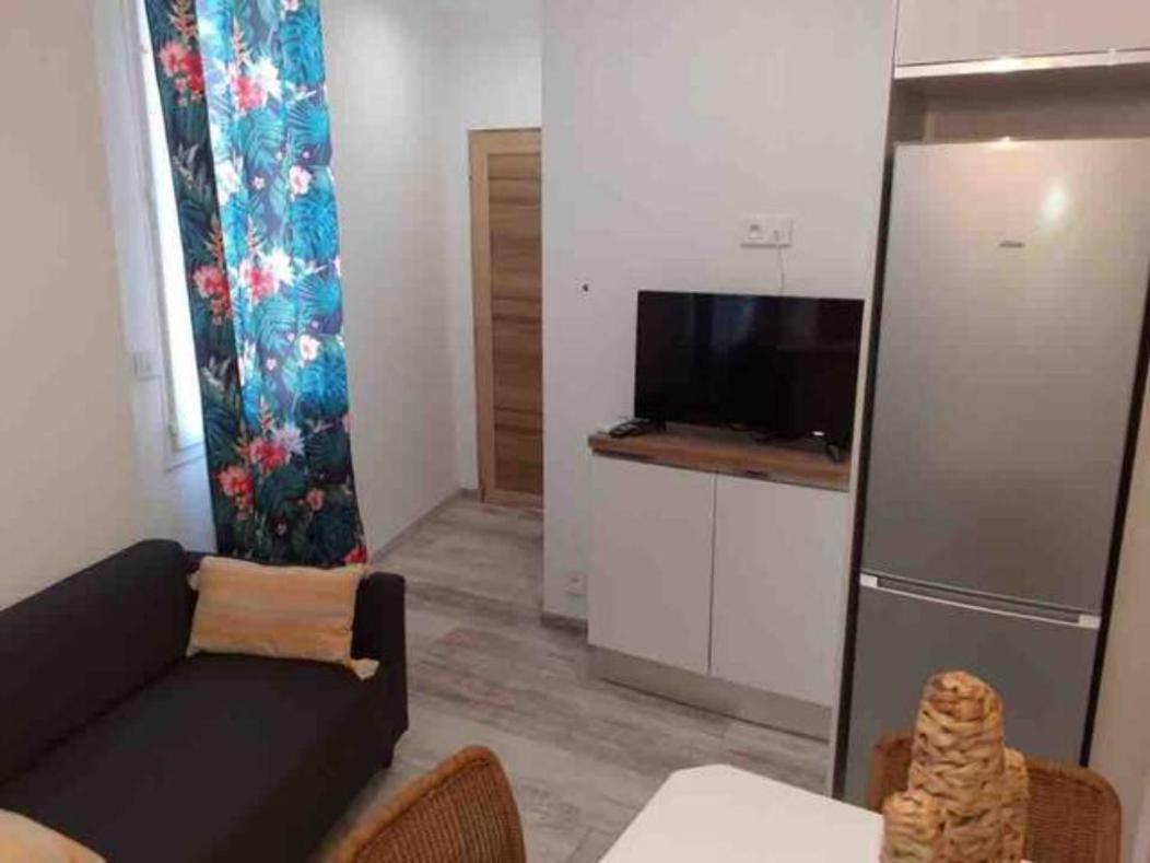 Apartment Le D'auguste- Coeur De Nimes-chaleureux-emplacement Ideal *